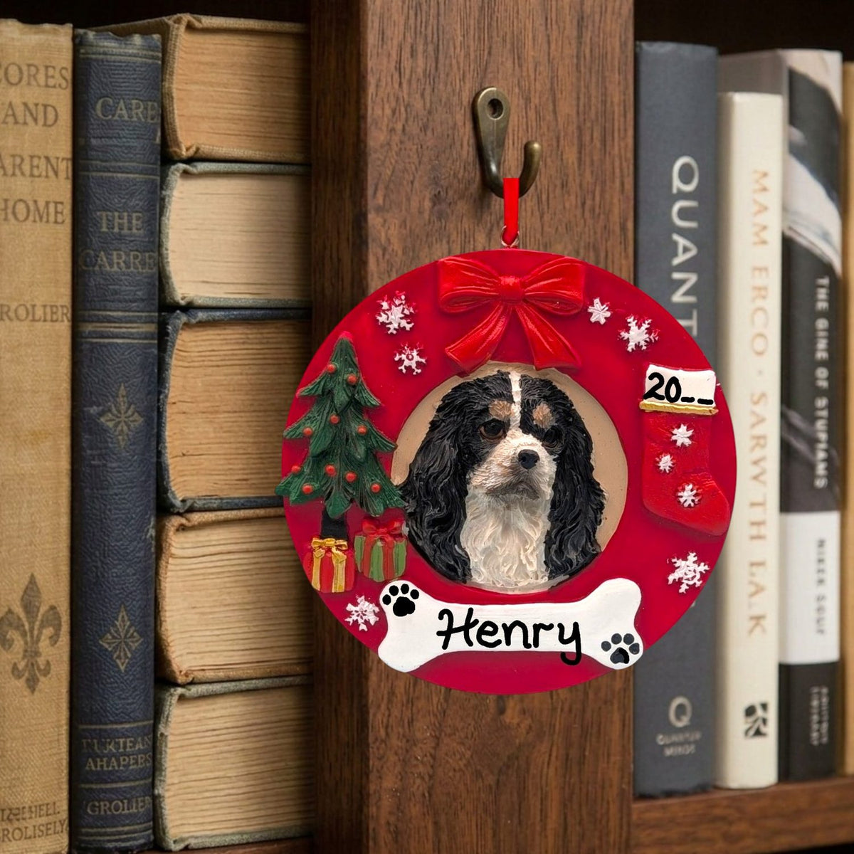 DOGS - CAVALIER KING CHARLES - TRI-COLOR - Red Wreath