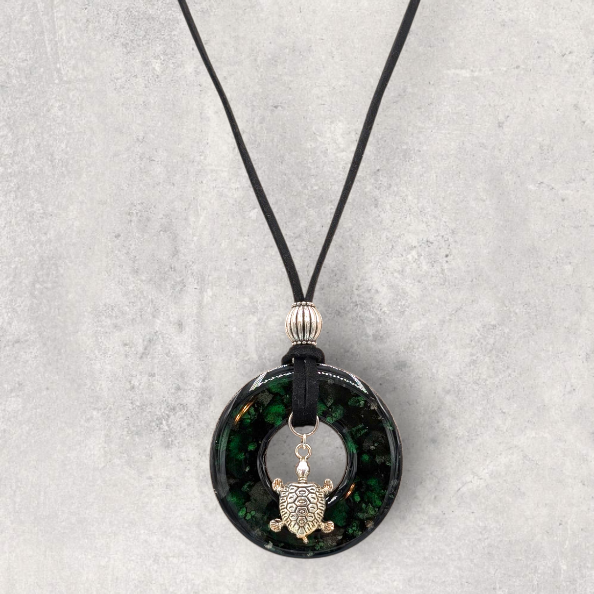 LOOPS JEWELRY - Large Black & Dark Green Necklace - Turtle Charm